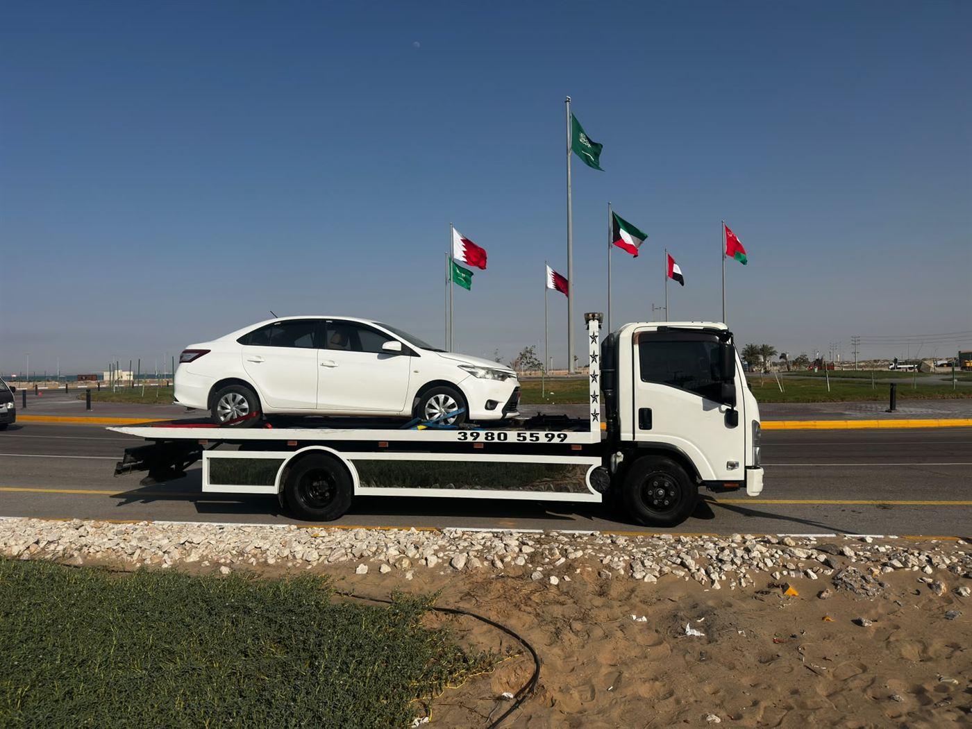 سطحة خدمات البرق أمام أعلام دول الخليج